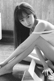 一个吃我乳房一个吃我B
